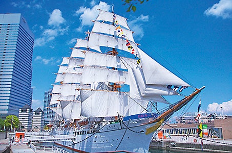 ヨコハマ グランド インターコンチネンタルホテルに宿泊 春爛漫!鎌倉・横浜・東京 名所めぐり2日間 トイレ付きバスでバス移動も安心!!バスガイド付で車内もご案内♪3